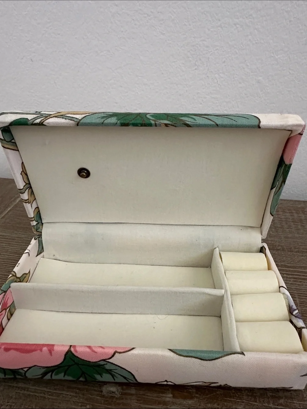 Young Girl’s Cultured Pearl Necklace in Cream with Floral Pouch and Jewelry Box